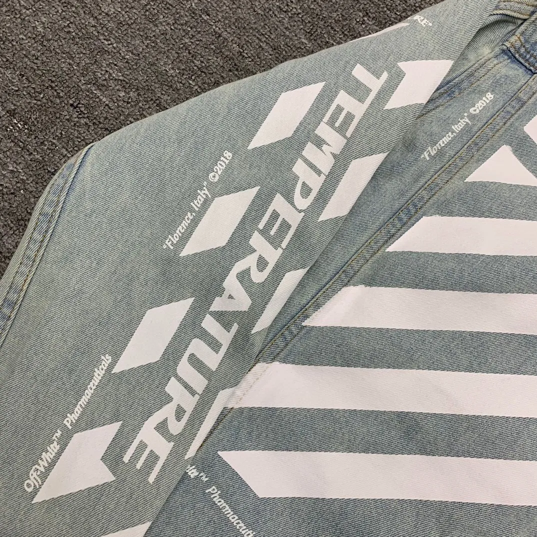 Top tested version OFF WHITE OW new tape patch arrow Zebra crossing OW men and women couple denim jacket original quality 22 brand new official collar label, the real over-the-top version Off-white 2022SS BLACK TAPE ARROWS DENIM JACKET tape denim jacket, obvious signature, unique high street style! The latest rubber strip industrial style elements in spring and summer (the main focus this season), heavy denim, more tough and retro, the main elements are heavily processed and have a micro profile, which can be worn by both men and women! Street arrow denim, a full set of customized accessories! Strict quality control! The same level as purchasing counters! Extremely difficult, don’t be afraid of any comparison! Color: washed blue Size: XS-L P:560